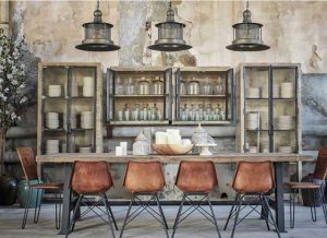 vitrina-industrial-madera-puertas-metal-cristal-comedor