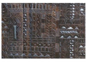 aparador-etnico-marron-puertas-dibujo-jeroglifico-abierto-detalle