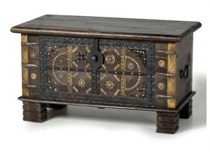 baul-etnico-mediano-madera-marron-bronce