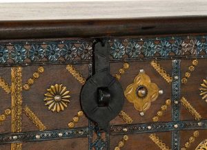 baul-hindu-marron-dibujos-metal-dorados