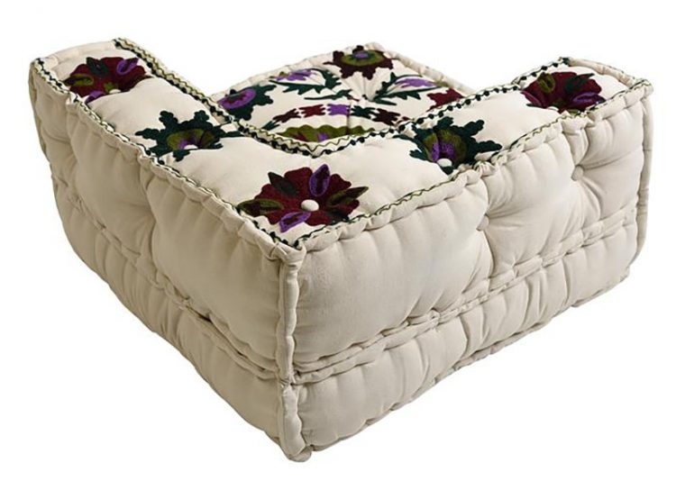 cojin-grande-sofa-suelo-blanco-flores-detalle