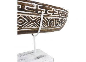 figura-etnica-barca-tallada-madera-soporte-detalle