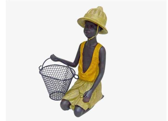 figura-decoracion-niño-cesta-metal-salacot
