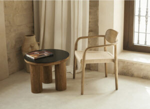 mesa-rincon-madera-natural-tapa-negra-ambiente