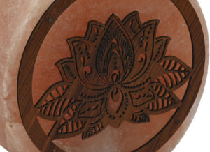 lampara-sal-himalaya-dibujo-madera-flor-detalle