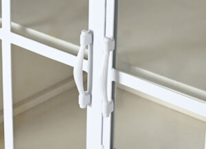 aparador-comedor-blanco-puertas-cristal-detalle