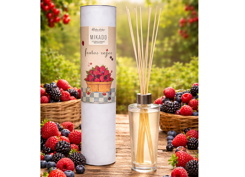 ¿Por qué elegir un difusor de varillas frente a velas o sprays? Mientras que las velas requieren supervisión y los sprays ofrecen fragancias efímeras, el Mikado destaca por su equilibrio. Este sistema evita los picos de intensidad excesiva y las bajadas repentinas de aroma, ofreciendo un perfume sutil, constante y envolvente. Es la herramienta definitiva para transformar cualquier estancia en un refugio cálido sin preocuparse por encender o apagar nada. 